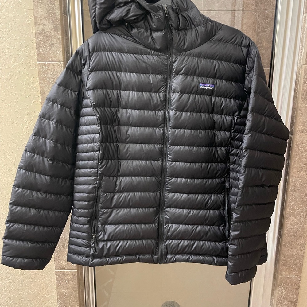 Patagonia Women’s Lighweight 2xl Black hooded puffer jacket.